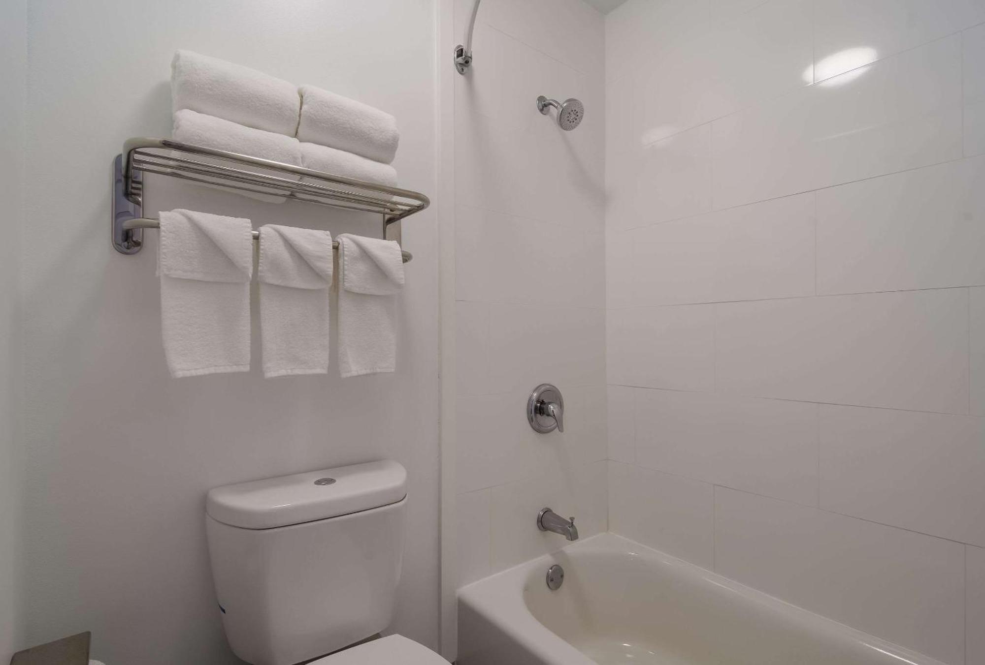 Quality Inn Goldsboro Bagian luar foto